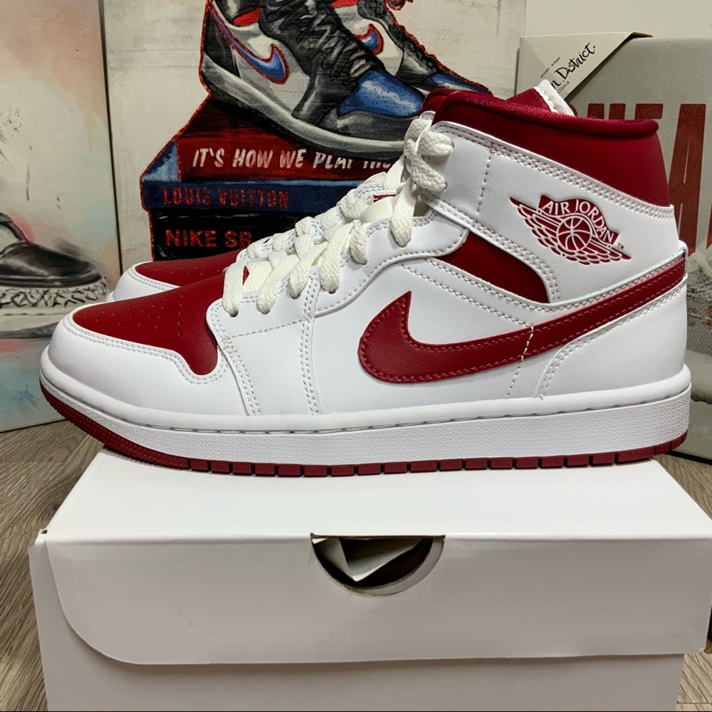 Nike Air Jordan 1 Mid Reverse Chicago BQ6472-161 Red White Womens Size 8 - Picture 1 of 9